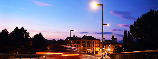 BARCELONA
ILUMINACIÓN URBANA
El punto de luz TOMSK ilumina el puente de entrada a la ciudad
