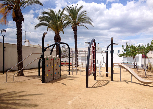 Aire de jeux avec toboggans, balançoires et jeux pour enfants , Ligne Montain , PMNC8 ALTO , 