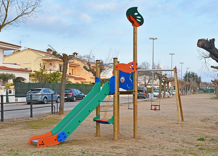 Aire de jeux avec toboggans, balançoires et jeux pour enfants , Ligne Ekko , PEC0 ONA , 