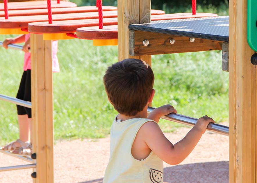 Parques infantiles con columpios, toboganes y juegos infantiles , Línea Klasik , PEC4 GAIA , 