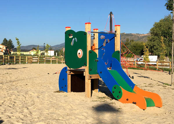 Aire de jeux avec toboggans, balançoires et jeux pour enfants , Ligne Ekko , PEC8 AIRE , 