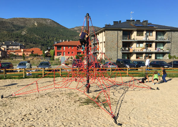 Parques infantiles con columpios, toboganes y juegos infantiles , Redes tridimensionales , PRI4 PYRAMID4 , 