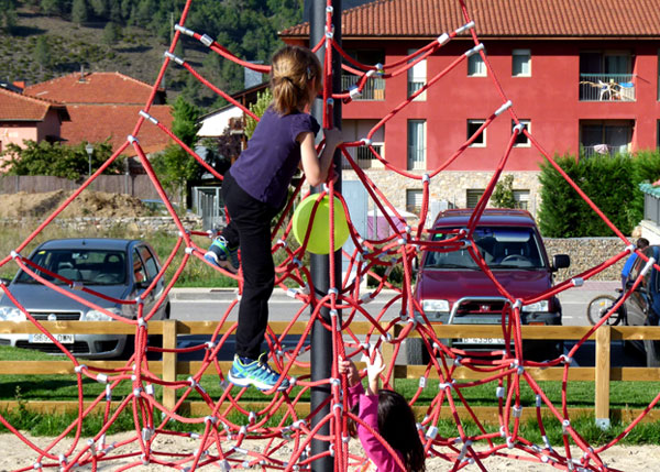 Parques infantiles con columpios, toboganes y juegos infantiles , Redes tridimensionales , PRI4 PYRAMID4 , 