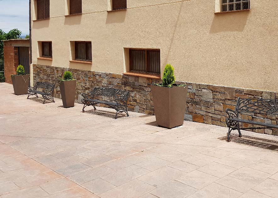 Mobiliari Urbà amb bancs, papereres, pilones, jardineres i equipament , Jardineres , UJ14 Jardinera Garda , 